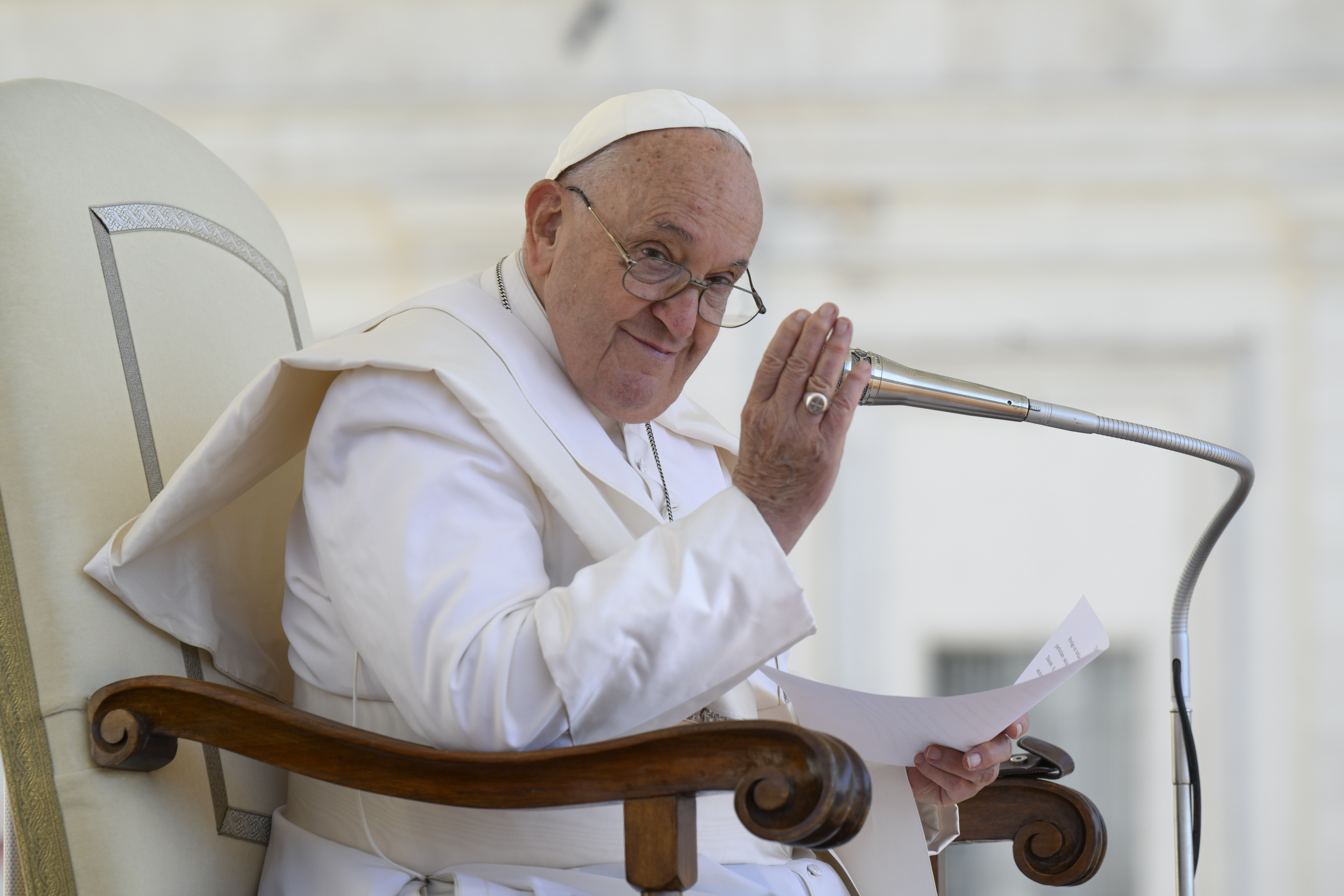 Papa Francisc a avut o zi stabilă, fără alte crize respiratorii, spune Vaticanul